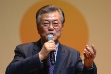 지지자가 찍은 文대통령 사진 비판서적에 무단사용…“1000만원 배상”