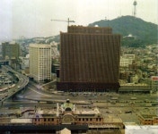 열차 지붕 위 피난민, 폐허 된 서울역에서 KTX 개통까지...