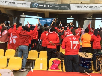 중국국가 나오자, 홍콩 축구팬들 뒤돌아 '가운뎃손가락'