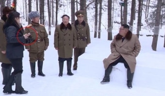 선글라스에 스마트폰까지···백두혈통 영화에 등장한 이설주