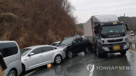 경남 합천 국도 빗길서 승용차 등 40중 추돌사고···8명 부상