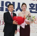 [포토사오정]황교안, 탈북민 출신 인권운동가와 체육계 미투 1호 인재영입에 두 손 번쩍