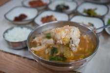 물메기탕 vs 곰치국, 겨울 별미의 승자는?
