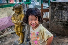 필리핀 ‘무덤 마을’에서 만난 아이들의 해맑은 웃음