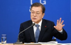 야당은 재갈물리기 반발하는데···文 또 가짜뉴스 대책 언급