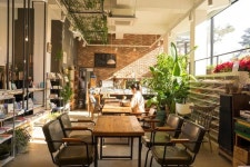 휴가 내고 책방으로…나는 책 향기 맡으며 잔다