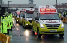 아이는 인형 들고, 엄마는 아이 안고…우한 교민 3번째 귀국