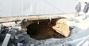 포항서 4개월 만에 또 대형 싱크홀…시민신고로 피해 막아