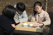 시각장애 졸업생에게 사진 대신 만지는 앨범 선물한 학교