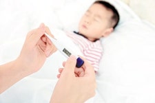 [건강한 가족] 열 나서 보채거나 탈진한 아이, 설사·구토까지 하면 병원으로