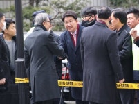 이명박, 17년 선고에 한참 허공 바라봤다…변호인들 눈물