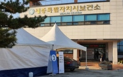 4시55분 들어와 5시2분에 끝···“2명 검사 7분” 드라이브 스루