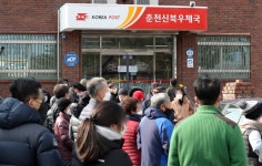 [서소문사진관] 추석 귀성표 예매인줄 알았다…전국민 줄세운 코로나 마스크