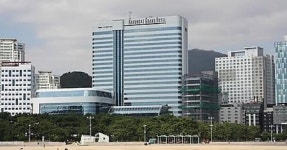 해운대그랜드호텔 폐업에 이어 매각…고용승계 불발에 노조 반발