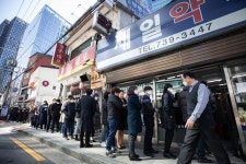 앱에 마스크 100개 녹색 뜬 약국 달려가니···다 팔렸어요