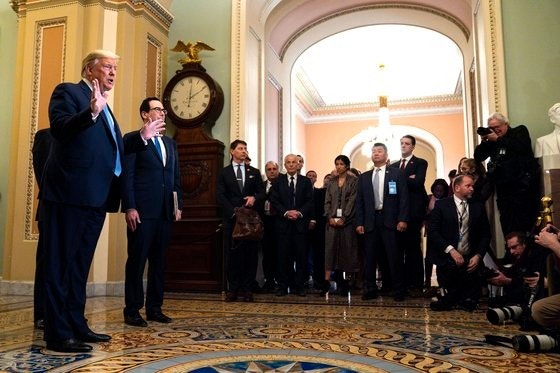 트럼프 "코로나 대책 결정했다"…한국시간 오전 9시 발표