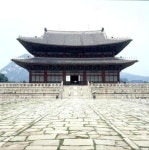 [더오래]울퉁불퉁 거친 돌을 근정전 마당에 깔아놓은 뜻은