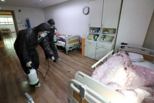 환자들 마스크 못 썼다 …요양병원·요양원 23곳 262명 확진