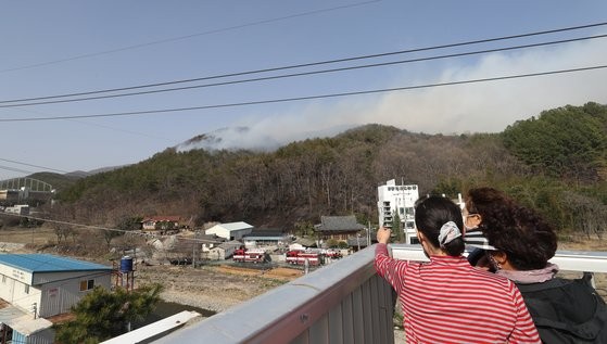 의성 산불, 진화율 2%로 확산 우려…대피 명령 발송