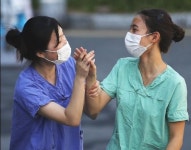 [사진] 서로 격려하는 의료진