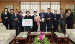 [착한뉴스]중학교 가라 엄마말 안 듣던 아이, 여든 넘어 12억 대학기부