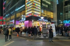 1m마다 테이프 붙여 춤추던 클럽…딱 걸리자 살게는 해달라