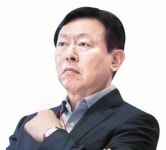 신동빈의 ‘쇼핑 통일’…백화점·마트·닷컴·롭스 ‘롯데ON’에 다 모였다