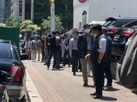 닫힌 흡연부스 옆 직장인 우르르 식후땡···생활 거리두기 첫날