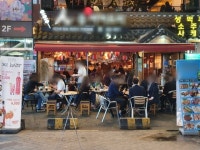 술 먹는게 죄인가요···강남포차선 술잔과 함께 스킨십 오갔다