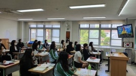 80일 만의 등교… 온양여고 학생들 환하게 웃으며 파이팅