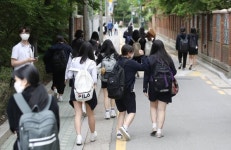 “온종일 썼더니 답답해” 하교 후 마스크 벗고 PC방 가는 학생들