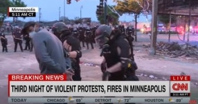 경찰 쏜 고무총에 美기자 실명···트럼프는 역겨운 언론인