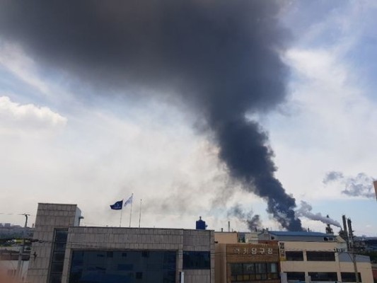 포스코 포항제철소에 불···검은 연기 치솟아 | 포토뉴스