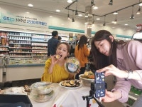 “같이 밥먹는 느낌도 전달한다” 무한 확장하는 라이브 커머스