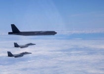 B-52 두대 동해 다녀갔다…美국방 전략자산, 韓과 논의