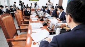 주호영 국회 복귀 선언에…뺨 맞고 슬그머니 들어가는 꼴