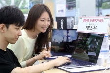 [포토클립]거실에서 여럿이 즐기는 리그오브레전드…PC방 인기 게임이 TV 속으로