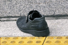 [사진] 문 대통령 향해 ‘신발 투척’