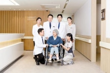 [라이프 트렌드&] 1대8 팀닥터, 혁신 서비스 … 환자들이 인정하는 암 치료 전문병원