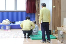 수해 대피소 된 초등교, 코로나 경보···칠판엔 “두팔 거리 유지”