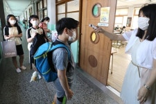 오늘부터 수도권 학교 3분의 1 등교제한…교육격차는 어쩌나