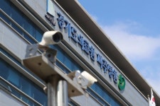 바닥 기어서 파주병원 탈출 신도, 25시간만에 신촌카페서 검거