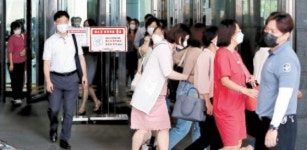 사랑제일교회 인근 학원 18명 확진, 소속 고교 8곳 비상