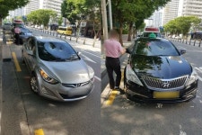 구하러 왔더니…만취한 10대, 구급차 발로 차고 유리 박살