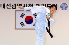 이대훈 “축구로 재충전, 도쿄 금빛 발차기”