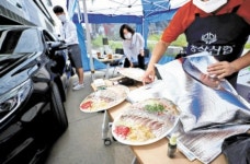해보니 편했다, 편의점도 횟집도 요즘 대세는 드라이브스루