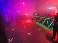 노래방엔 영업시간 문의 빗발, 클럽ㆍ포차는 한산…희비 갈린 거리두기 1단계 첫날