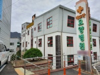 부산 요양병원 52명 감염…간호조무사 사망자와 접촉후 발열
