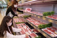 ‘반값’ 한우 사가세요…농업인의 날 농축산물 특별 판매전