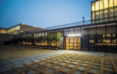 한국대표 예술공간 국립현대미술관 전면에, 웬 카페 사인